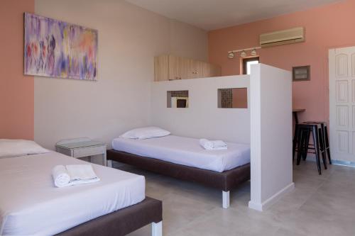 Postel nebo postele na pokoji v ubytování Nireas Hotel