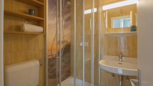 a bathroom with a shower and a sink at Gästehaus Dobernig in Sankt Niklas an der Drau