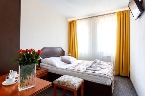ヴィエリチカにあるHotel Salisのベッドとテーブルが備わるホテルルームです。