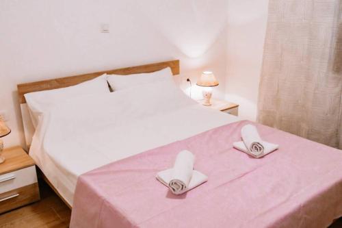 Posteľ alebo postele v izbe v ubytovaní Fully renovated one bedroom apartment with a terrace - C