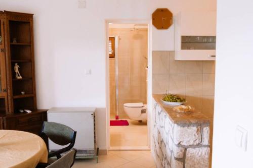 Kúpeľňa v ubytovaní Fully renovated one bedroom apartment with a terrace - C