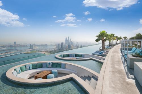 杜拜的住宿－迪拜海滩地标度假村，一座带游泳池的建筑的 ⁇ 染