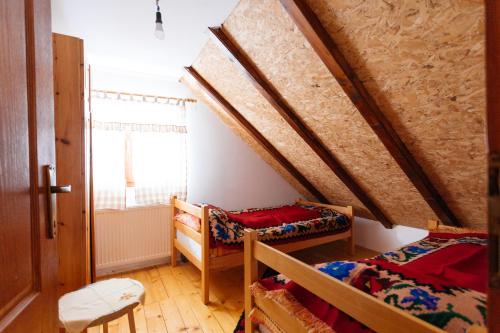 Poschodová posteľ alebo postele v izbe v ubytovaní Konak Mandica avlija