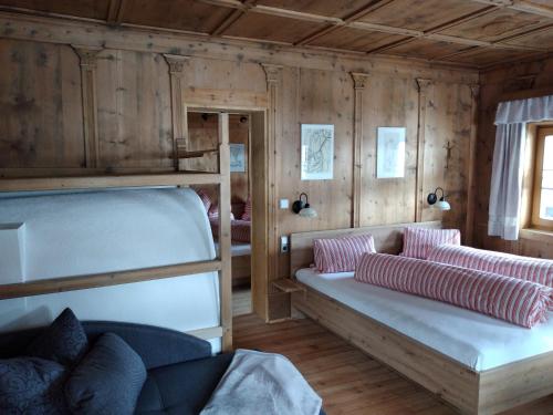 a bedroom with two bunk beds and a couch at Apartment Familie Webhofer in Kartitsch