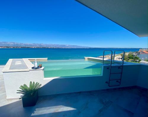 Swimmingpoolen hos eller tæt på Luxury BEACH VILLA VIR / apartments