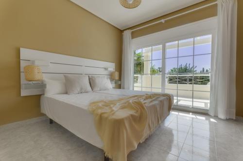 una camera con un grande letto e una grande finestra di Villa de Murcia - Relaxing Villa with Private Pool a Murcia