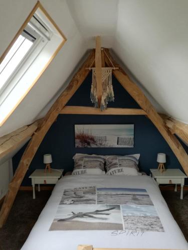 une chambre avec un lit dans un grenier dans l'établissement Les gîtes de 