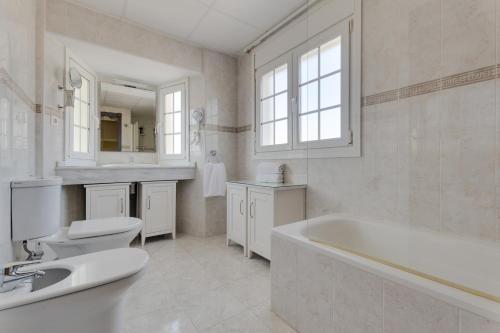 e bagno con vasca, servizi igienici e lavandino. di Villa de Murcia - Relaxing Villa with Private Pool a Murcia