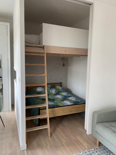 - une petite chambre avec des lits superposés et une échelle dans l'établissement Appart wimereux centre, à Wimereux