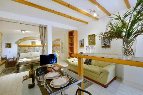 A seating area at Studio in Corfu town