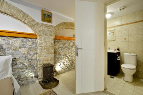 A bathroom at Studio in Corfu town