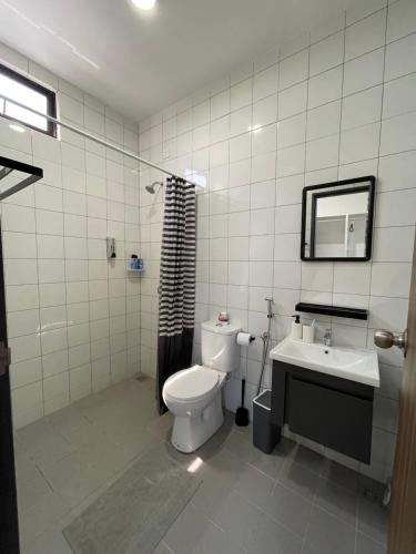 łazienka z toaletą i umywalką w obiekcie Sky Cafe Penthouse Suite by myProStay w mieście Alor Setar