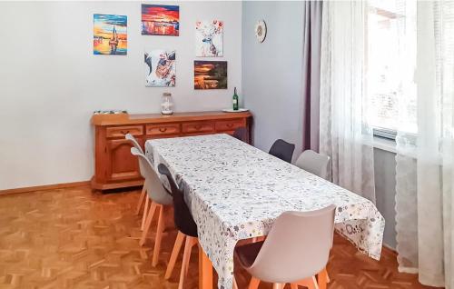 - une salle à manger avec une table et des chaises dans l'établissement Domek letniskowy "Pod dębem", à Urowo