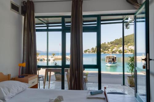 Apartments Ivica - Beachfront – Photos 3