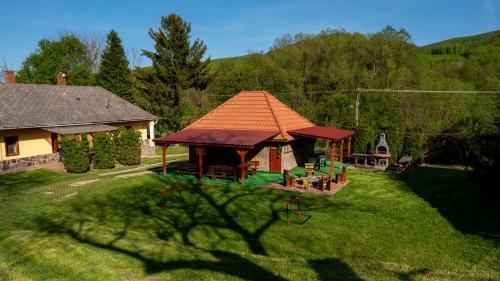 a gazebo in the yard of a house at Napsugár Vendégház - Sátoraljaújhely in Sátoraljaújhely