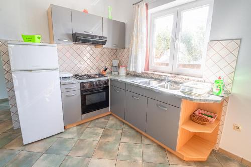 Η κουζίνα ή μικρή κουζίνα στο Apartments Sandra
