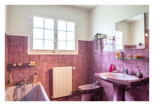 a bathroom with a sink and a bath tub and a sinkessment at Chambre soignée et accueillante à la campagne - Ch Rouge in L Honor De Cos