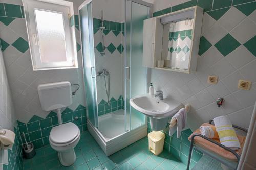 Ένα μπάνιο στο Apartments Sandra
