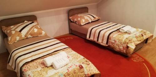Ένα ή περισσότερα κρεβάτια σε δωμάτιο στο Apartman Davidović