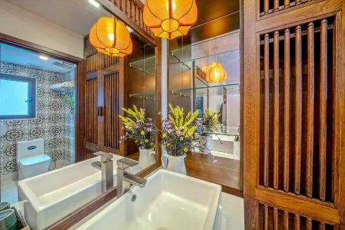 A bathroom at Son Trang Hotel Hoi An