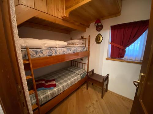 Двухъярусная кровать или двухъярусные кровати в номере Chalet Cretaz