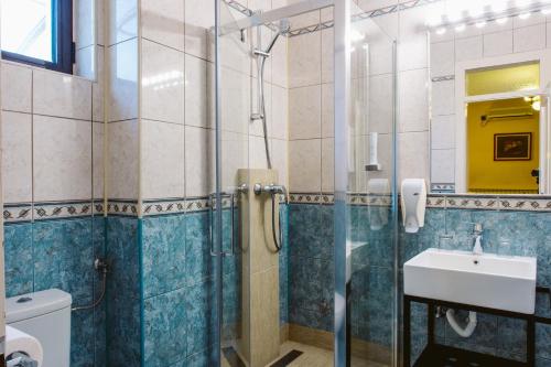 a bathroom with a shower and a sink at Pensiunea Imperial in Târgu-Mureş