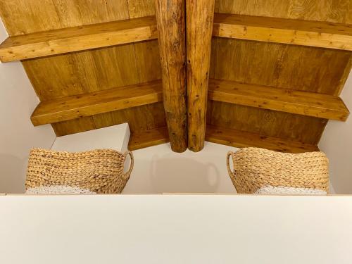 two wicker baskets sitting on top of a shelf at Casa Dunia in Valderrobres