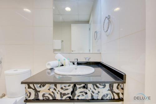 Et badeværelse på Splendid 1BR in Executive Bay Tower Business Bay by Deluxe Holiday Homes