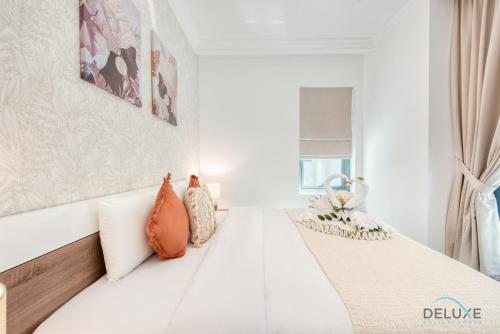En eller flere senge i et værelse på Splendid 1BR in Executive Bay Tower Business Bay by Deluxe Holiday Homes