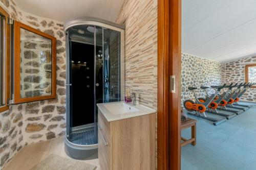 La salle de bains est pourvue d'un lavabo et d'une douche en verre. dans l'établissement Sa Torre I, à Capdepera