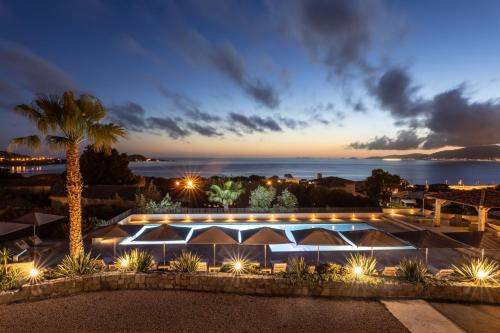 uma vista para um edifício com luzes à noite em Kallisté Porticcio AppartHotel Golfe d Ajaccio em Porticcio