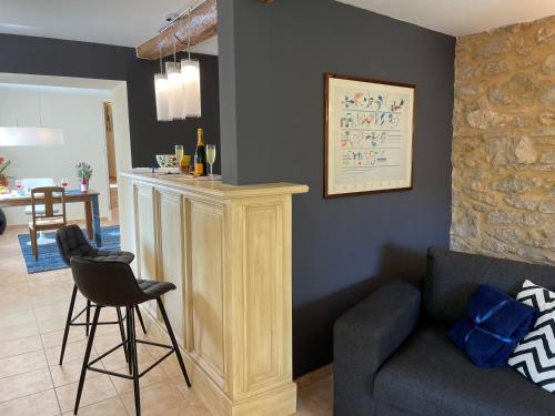 un salon avec un canapé et un bar dans l'établissement Paradis de Provence, Wohnungen, à Le Pin