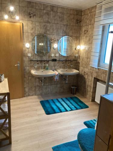 - Baño con 2 lavabos y 2 espejos en Ferienwohnung am Wiehengebirge, en Hüllhorst