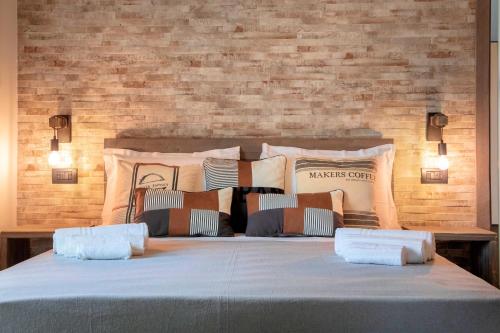 1 dormitorio con 1 cama grande y 2 almohadas en Urban Bed and Breakfast, en Ugento