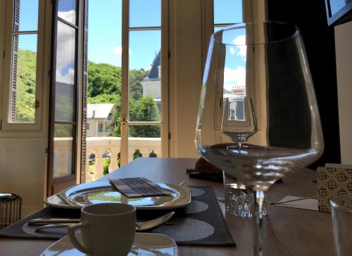 um copo de vinho sentado em cima de uma mesa em Studio 329 em Aix-les-Bains