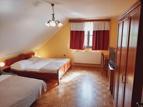 Кровать или кровати в номере Turistična Kmetija Puklavec