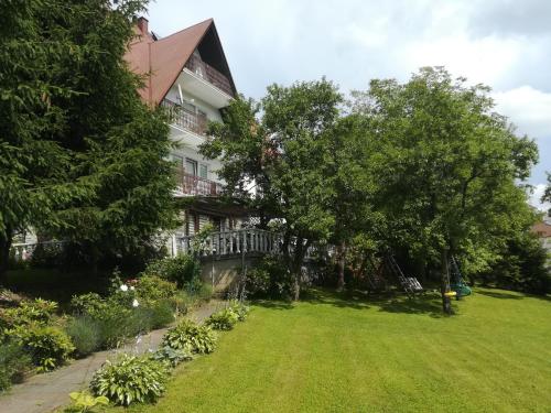 une maison avec une cour devant elle dans l'établissement Willa Tiramisu, à Szczawnica