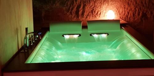 zielony zlew z wodą płynącą z niego w obiekcie La grotta nel borgo w mieście Roccastrada