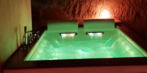 un lavandino verde con acqua che esce da esso di La grotta nel borgo a Roccastrada