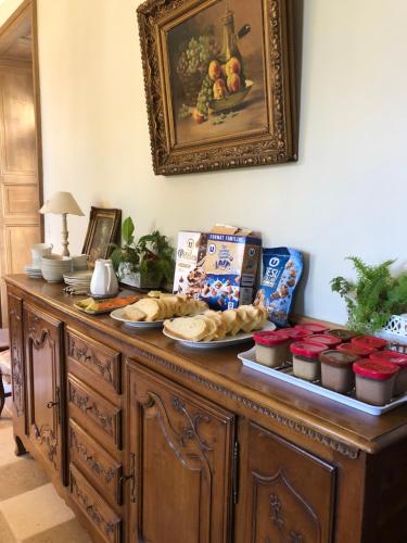 Château de la Mothe في Saint-Sulpice-en-Pareds: بوفيه مع أطباق من الطعام فوقه