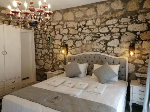 a bedroom with a bed with two towels on it at kaktüshan otel in Alaçatı