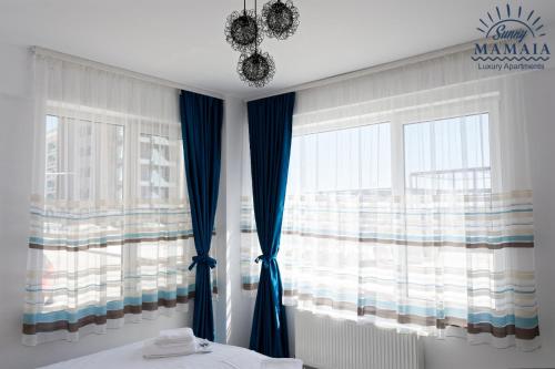 En eller flere senge i et værelse på Astoria Apartment by Sunny Mamaia