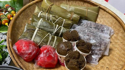 una cesta llena de diferentes tipos de alimentos en 月光祝福民宿Moonlight Blessing Hostel, en Chenggong