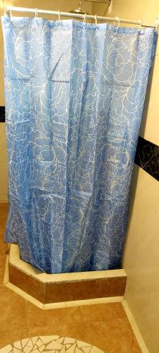a blue shower curtain in a bathroom at El Castillo Monte Campana in Puntarenas