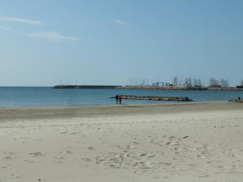 een persoon op een strand bij het water bij Studio Sirène à 20 m de la plage in Palavas-les-Flots
