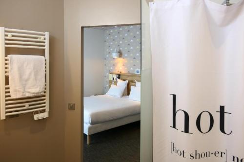 a hotel room with a bed and a not shared room at Hôtel et Apparts Marin in Laval