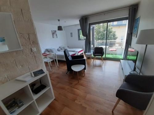 un salon avec un canapé et une table dans l'établissement Studio calme rénové parking proche centre et thermes, à Aix-les-Bains