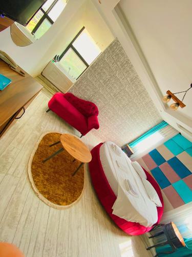 ein Wohnzimmer mit einem roten Sofa und einem Tisch in der Unterkunft Luna Mare Resort Mersin in Arpaçbahşiş