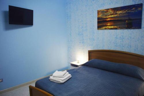 A bed or beds in a room at Appartamento CasaSoleMare Fondachello