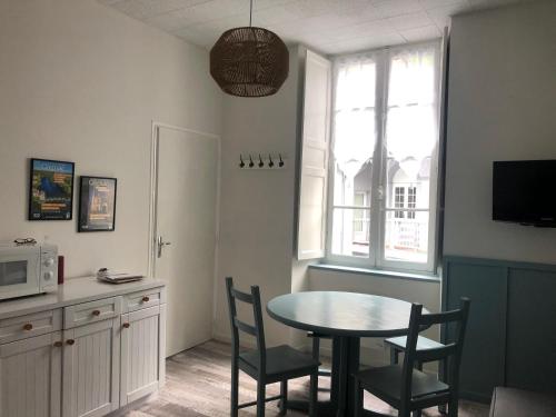 コトレにある11 Rue de Richelieuのキッチン(テーブル、椅子、電子レンジ付)